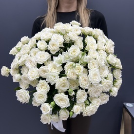 Букет из 51 белой кустовой розы 50см