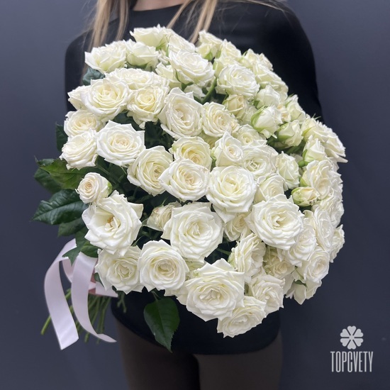 Букет из 51 белой кустовой розы 50см