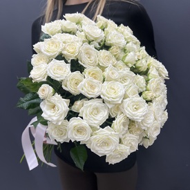 Букет из 51 белой кустовой розы 50см