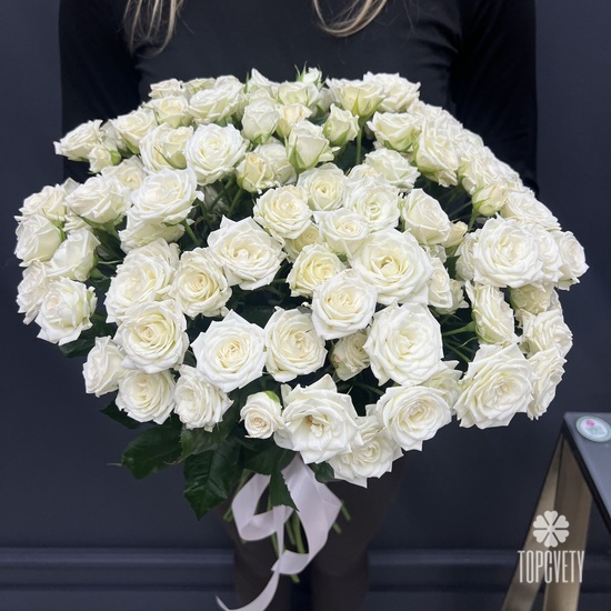 Букет из 51 белой кустовой розы 50см