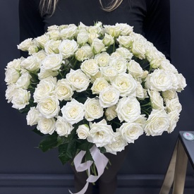 Букет из 51 белой кустовой розы 50см