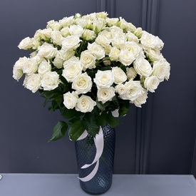 Букет из 51 белой кустовой розы 50см