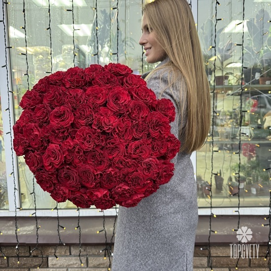 Букет из 51 красной розы пионовидной 60см