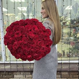 Букет из 51 красной розы пионовидной 60см