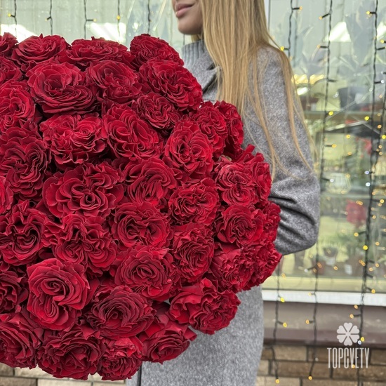 Букет из 51 красной розы пионовидной 60см