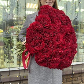 Букет из 51 красной розы пионовидной 60см