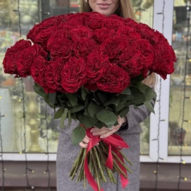 Букет из 51 красной розы пионовидной 60см