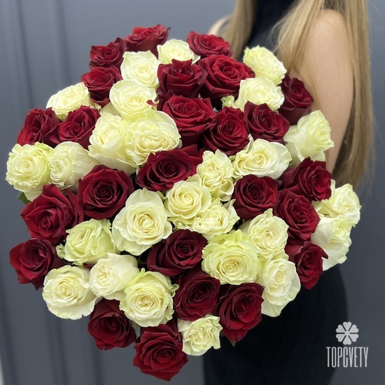 Букет из 51 красных и белых роз 70см