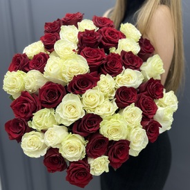 Букет из 51 красных и белых роз 70см