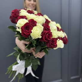 Букет из 51 красных и белых роз 70см