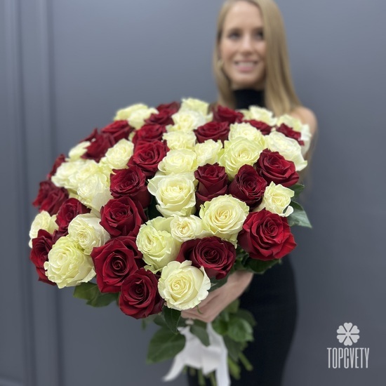 Букет из 51 красных и белых роз 70см