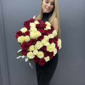 Букет из 51 красных и белых роз 70см