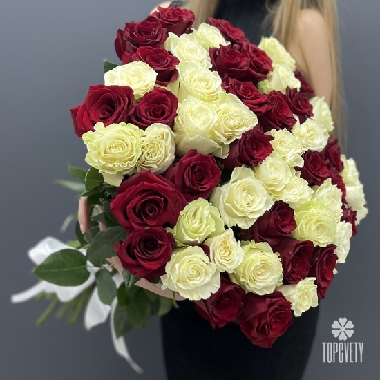 Букет из 51 красных и белых роз 70см