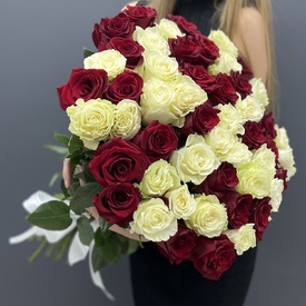 Букет из 51 красных и белых роз 70см