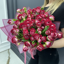 Букет из 25 красных кустовых роз 