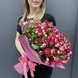 Букет из 25 красных кустовых роз 