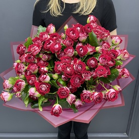 Букет из 25 красных кустовых роз 