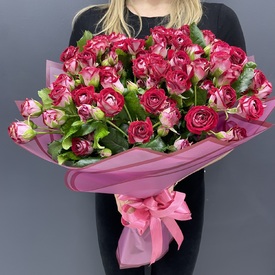 Букет из 25 красных кустовых роз 