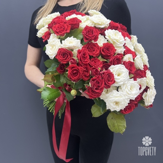 Букет из 51 красной и белой кустовой  розы 40см