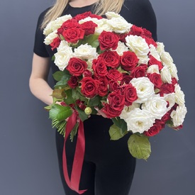 Букет из 51 красной и белой кустовой  розы 40см