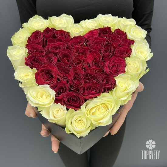 Композиция в коробке из 51 белой розы в виде сердца