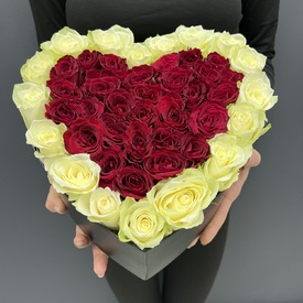 Композиция в коробке из 51 белой розы в виде сердца
