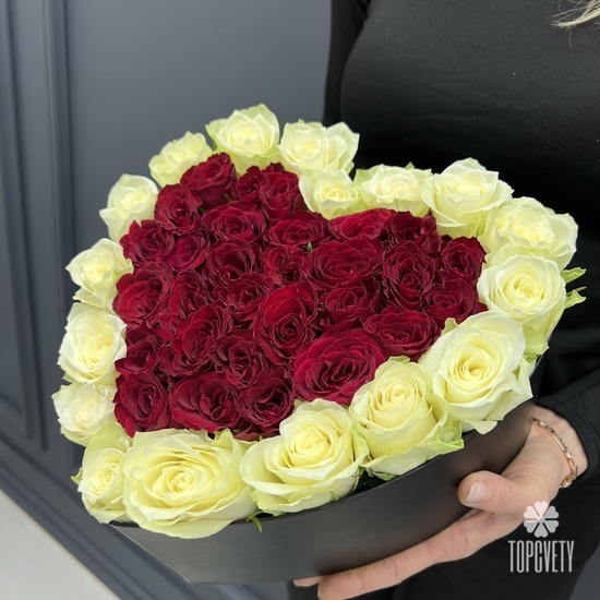 Композиция в коробке из 51 белой розы в виде сердца