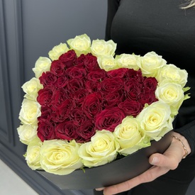 Композиция в коробке из 51 белой розы в виде сердца