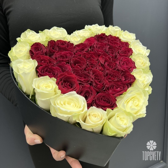 Композиция в коробке из 51 белой розы в виде сердца