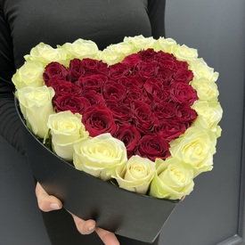 Композиция в коробке из 51 белой розы в виде сердца