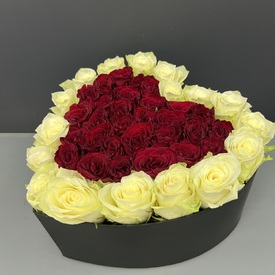 Композиция в коробке из 51 белой розы в виде сердца