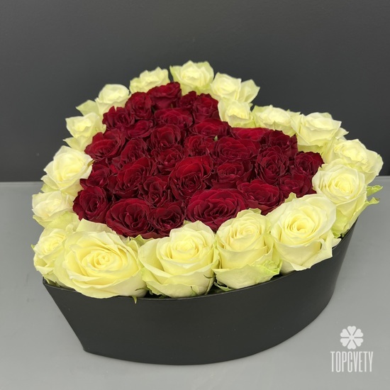 Композиция в коробке из 51 белой розы в виде сердца