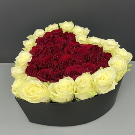 Композиция в коробке из 51 белой розы в виде сердца