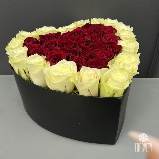 Композиция в коробке из 51 белой розы в виде сердца