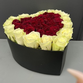 Композиция в коробке из 51 белой розы в виде сердца