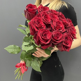 Букет из 15 красных роз Эксплорер 