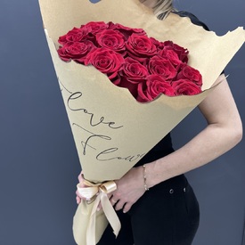 Букет из 15 красных роз Фридом 70см