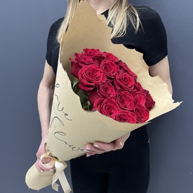 Букет из 15 красных роз Фридом 70см