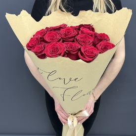 Букет из 15 красных роз Фридом 70см