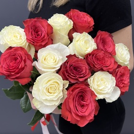 Букет из 15 красных и белых роз 70см