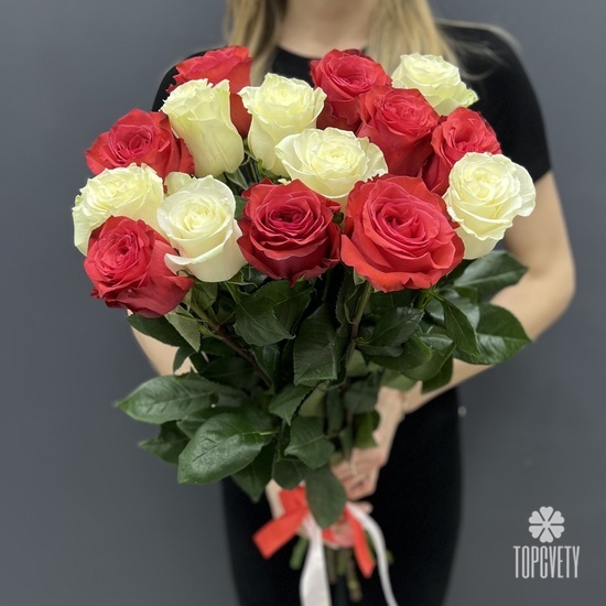 Букет из 15 красных и белых роз 70см