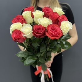Букет из 15 красных и белых роз 70см