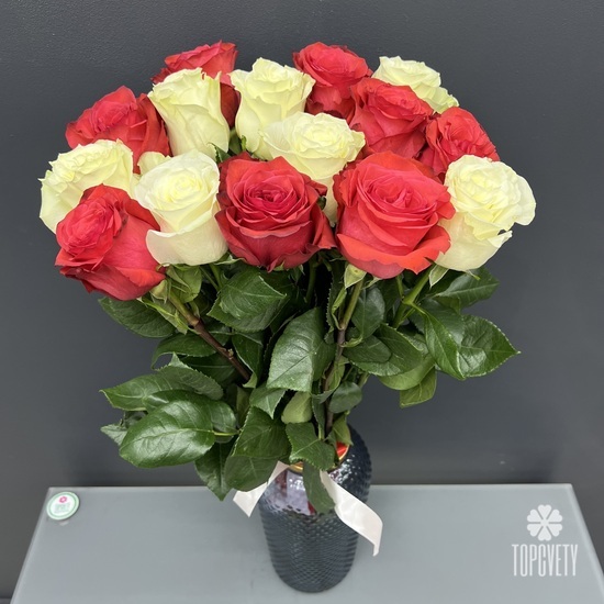 Букет из 15 красных и белых роз 70см