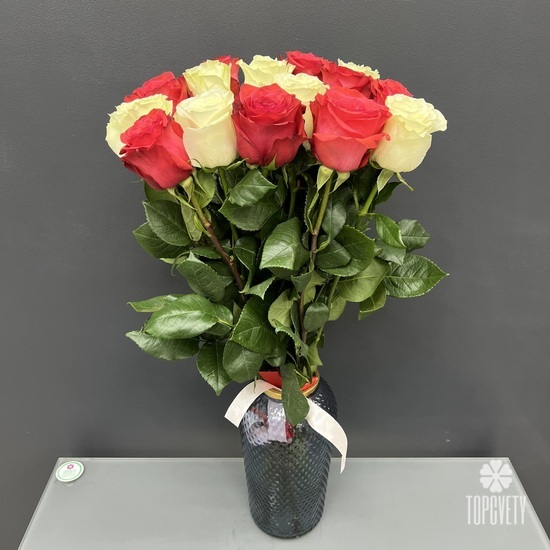 Букет из 15 красных и белых роз 70см
