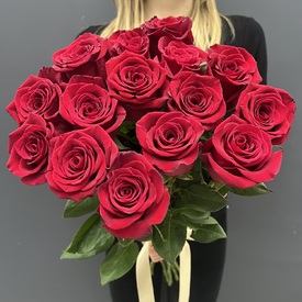 Букет из 15 красных роз Эксплорер 80см