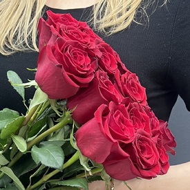 Букет из 15 красных роз Эксплорер 80см