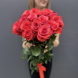 Букет из 15 красных роз  Эксплорер 70см