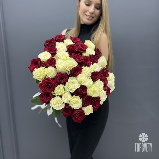 Букет из 51 белой и красной роз микс 70см