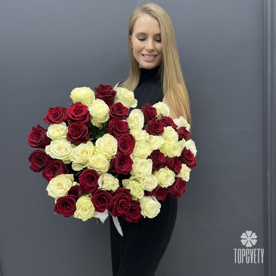 Букет из 51 белой и красной роз микс 70см
