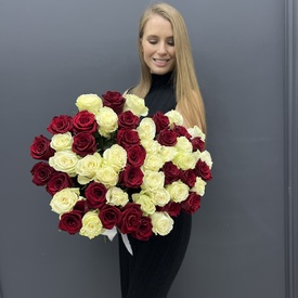 Букет из 51 белой и красной роз микс 70см